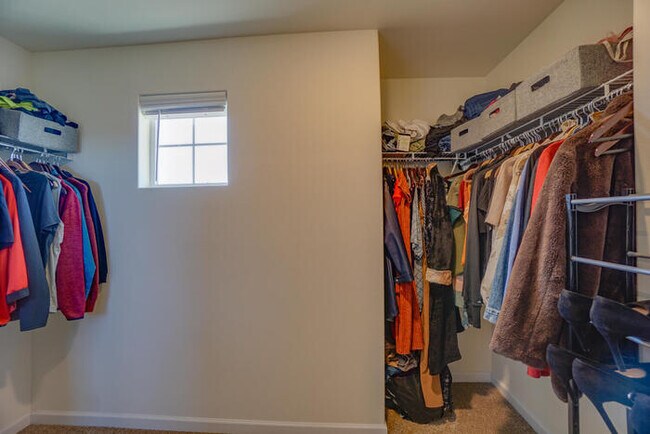 Building Photo - NEWER THREE BEDROOM IN ORCHARDS