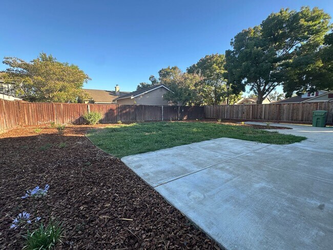 Building Photo - Spacious 4 Bedroom Corner Lot in Brentwood!