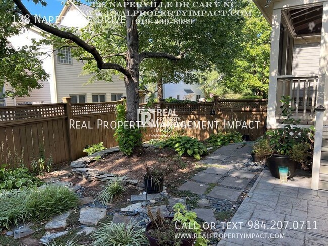 Building Photo - Beautiful 4 Bedroom 2.5 Bath with welcomin...