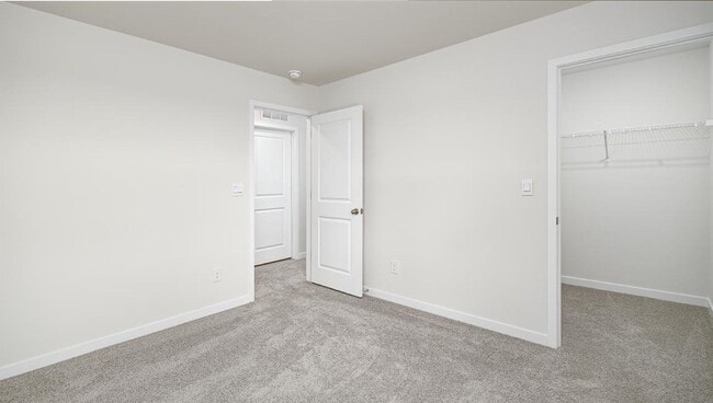 Building Photo - Modern 3-Bedroom Home in Community with Po...
