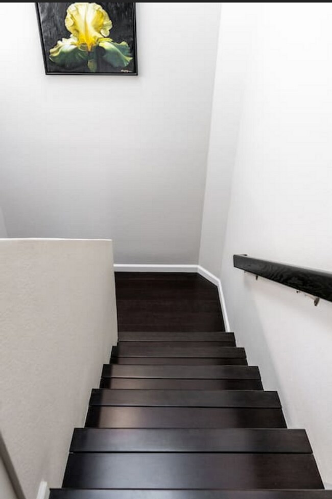 Building Photo - EPIC REA -End-unit AND TOP TWO floors (pen...