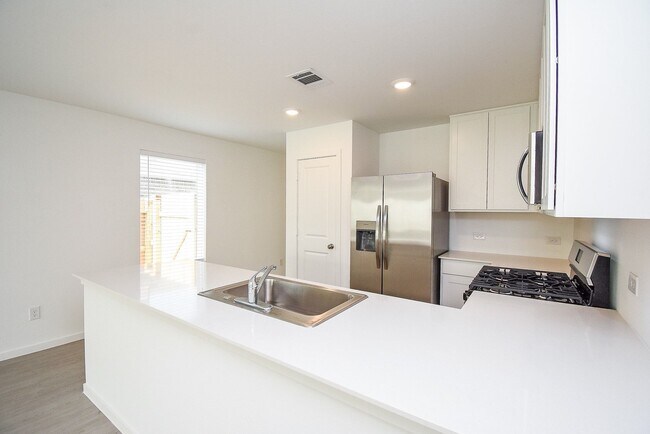 Building Photo - 3045 Fantasy Ter Dr