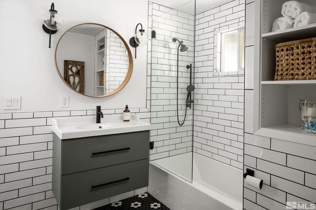 Building Photo - Newly remodeled upscale cabin