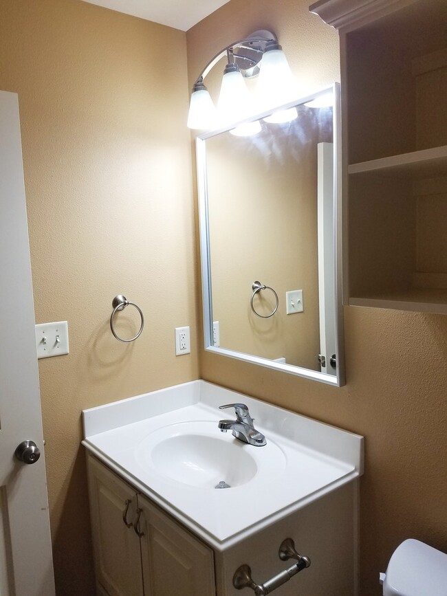 Building Photo - Lindale-Charming 2 Bedroom, 2 Bath House w/Garage!