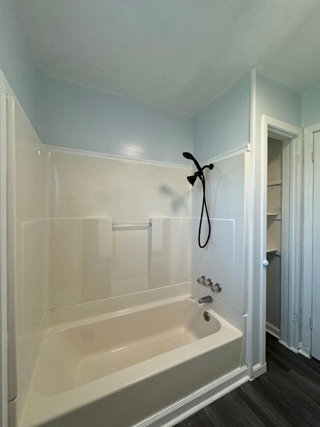 Building Photo - Charming 3-Bedroom 1-Bathroom Duplex Utilities Included!