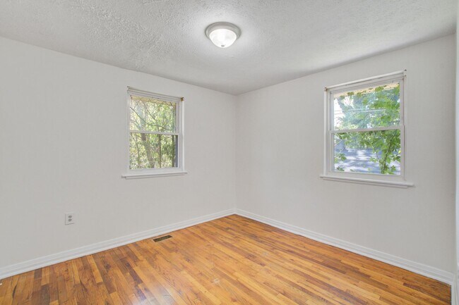 Building Photo - Now Leasing - Charming Renovated 3BR Home Near Downtown Columbia & Major Colleges