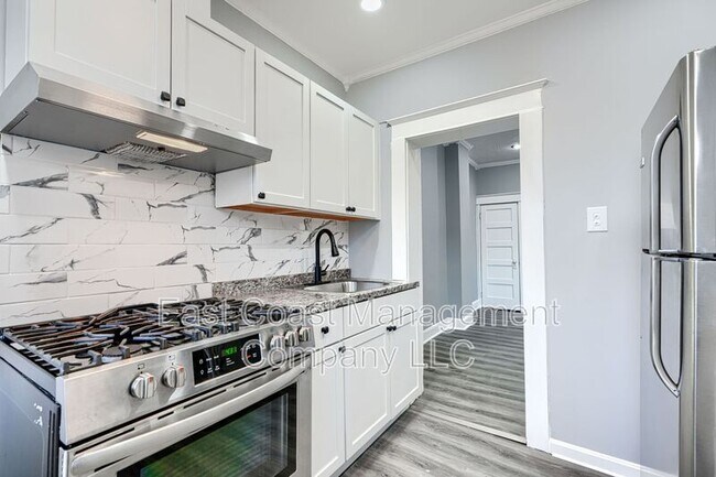 Building Photo - 3028 Kenyon Ave