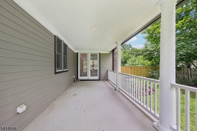 Building Photo - 5 Shores Rd