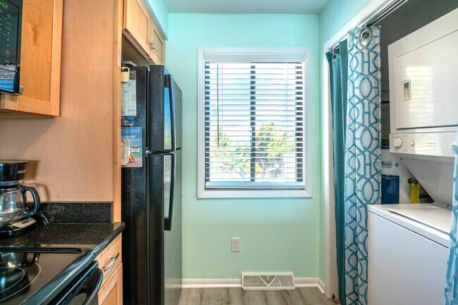 Building Photo - PERFECT "WORK FROM HOME" LOCATION ONLY DEC-JANUARY LEFT