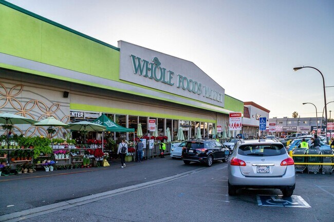 Building Photo - 166 S Hayworth Ave