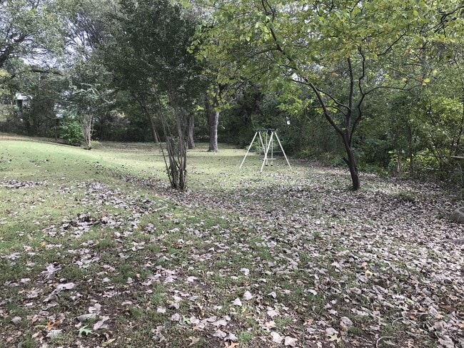 Building Photo - 1221 N Louisa Ave