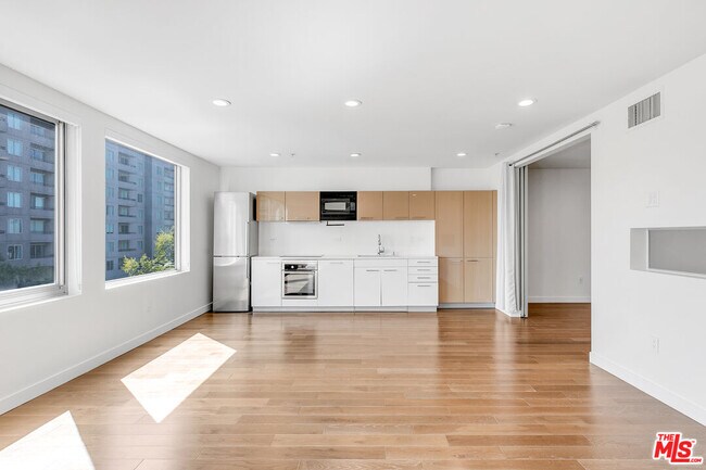 Building Photo - 901 Flower St