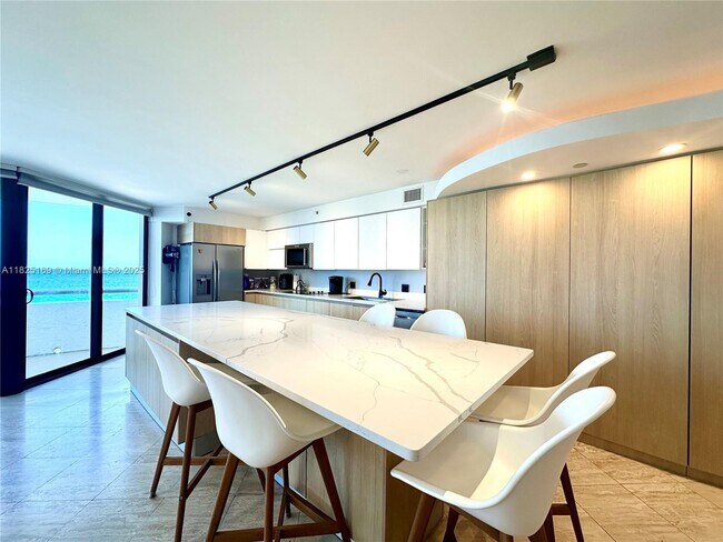 Building Photo - 15645 Collins Ave