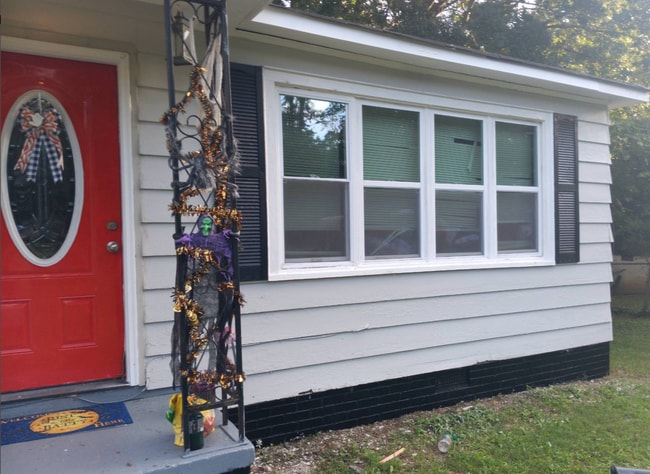 Building Photo - Coming Soon! Three Bedroom House with Large Yard