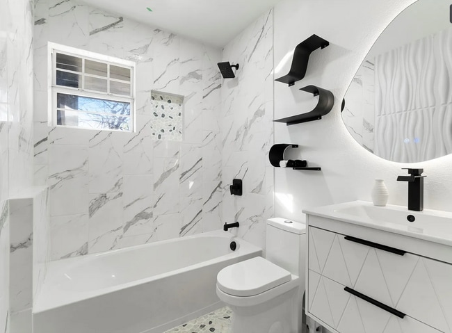 Building Photo - 3423 W Clarendon Dr