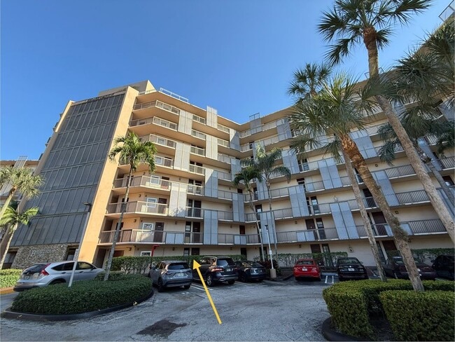 Building Photo - 3301 N Country Club Dr