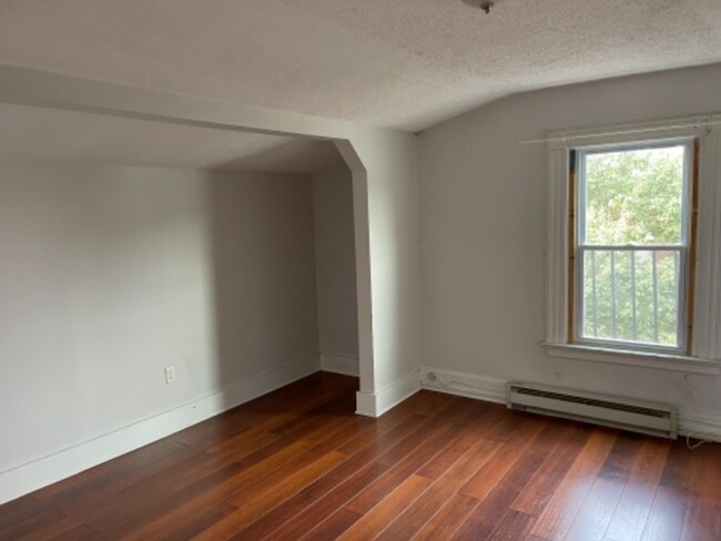 Building Photo - Newly Renovated East Rock Penthouse 2BR wi...