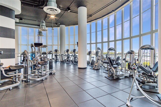 Building Photo - 1800 N Bayshore Dr