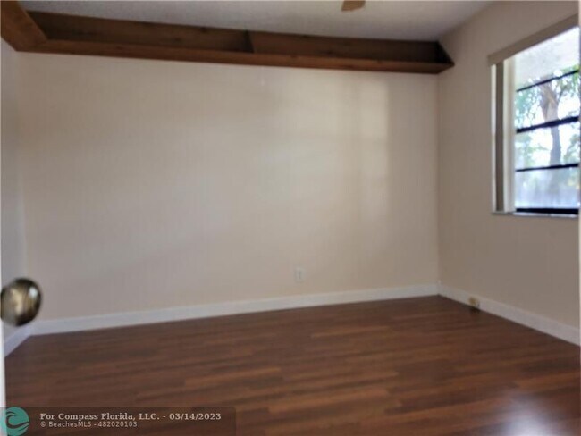 Building Photo - 2027 Coral Ridge Dr