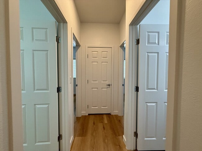 Building Photo - 4 BED, 2.5 BATH, 2 CAR-GARAGE, TWO-STORY, SINGLE FAMILY HOME FOR