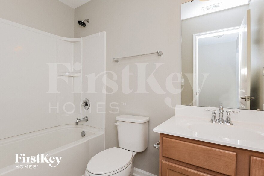 Building Photo - 825 Wingthorn Rose Dr