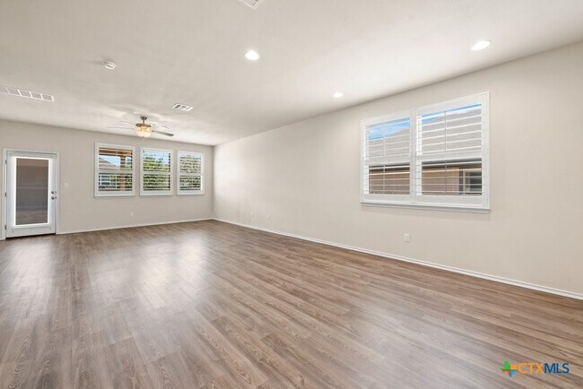 Building Photo - 145 Goldfinch Dr
