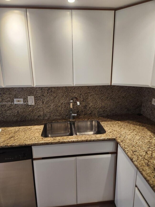 Building Photo - 20355 NE 34th Ct