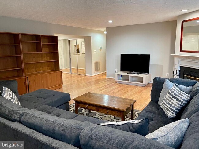 Building Photo - 7 Friendswood Ct