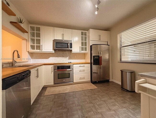 Building Photo - 511 Ives Dairy Rd