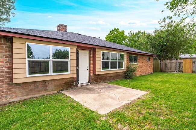 Building Photo - 15050 Blueridge Rd