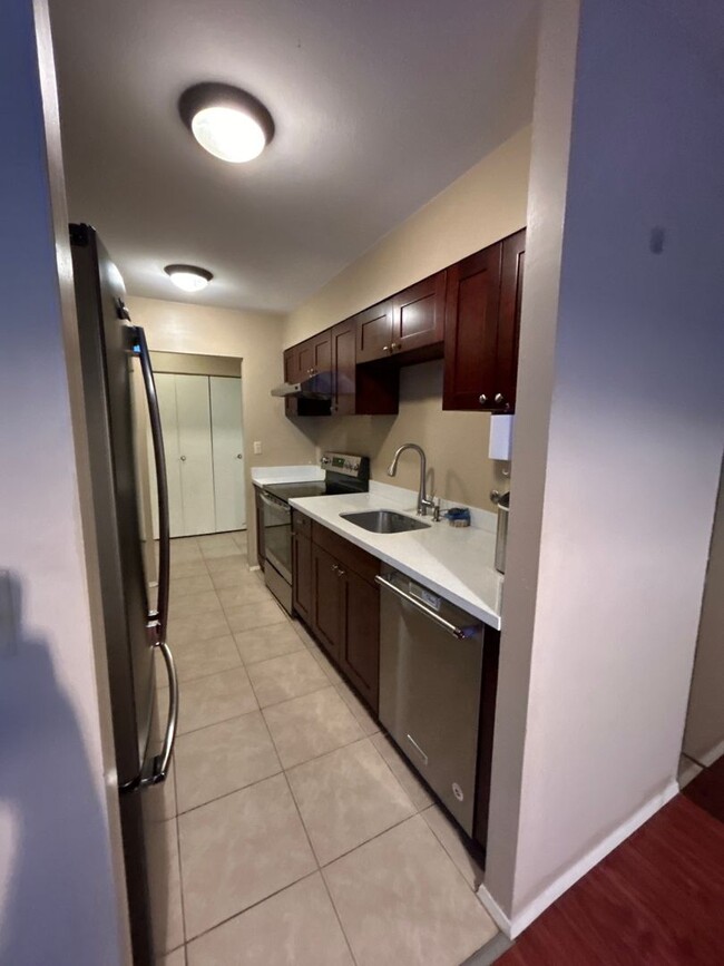 Building Photo - Fantastic 2 Bed 2 Bath Condo in the U Dist...