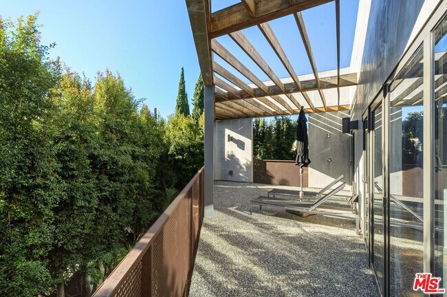 Building Photo - 1849 Fox Hills Dr