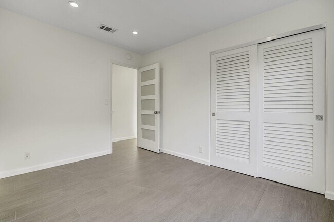 Building Photo - 312 N Alamo Dr