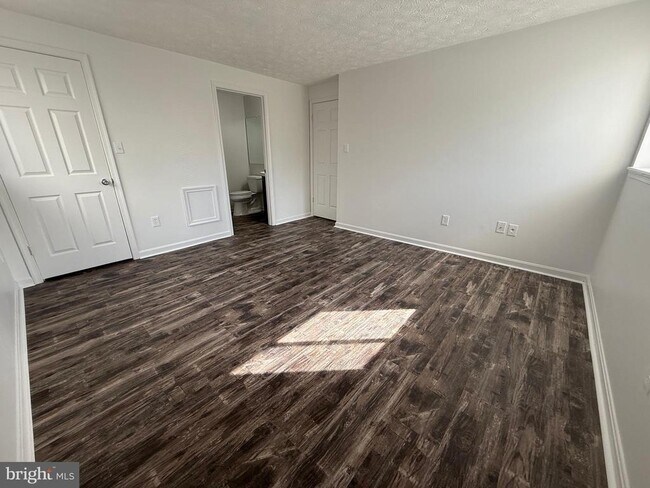 Building Photo - 2125 Wainwright Ct