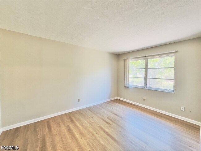 Building Photo - 3619 SE 9th Pl