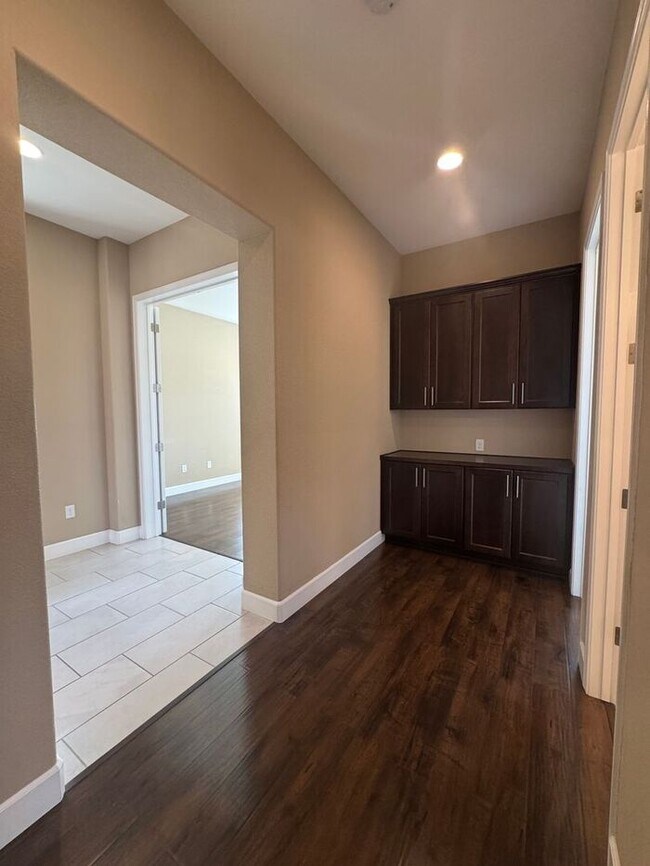 Building Photo - Beautiful Shadow Ridge Home in Spanish Spr...