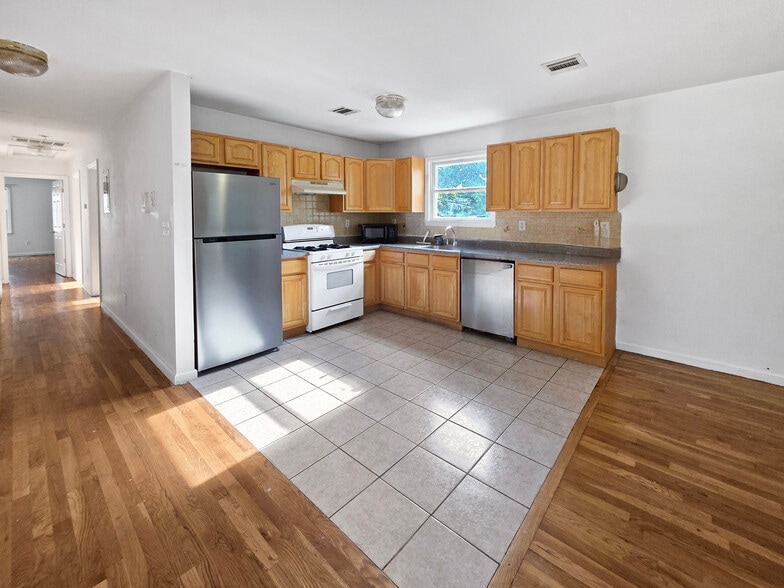 Building Photo - 14 Nevins St