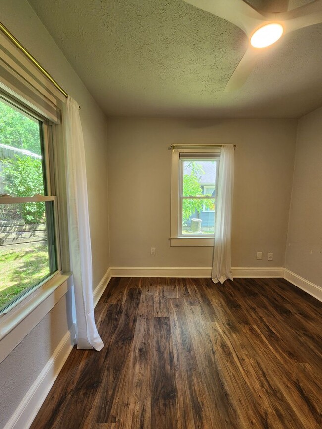 Building Photo - Fairview Bungalow