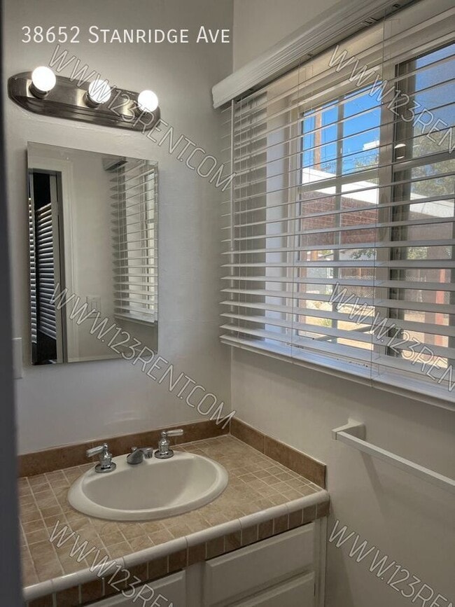 Building Photo - 38652 Stanridge Ave