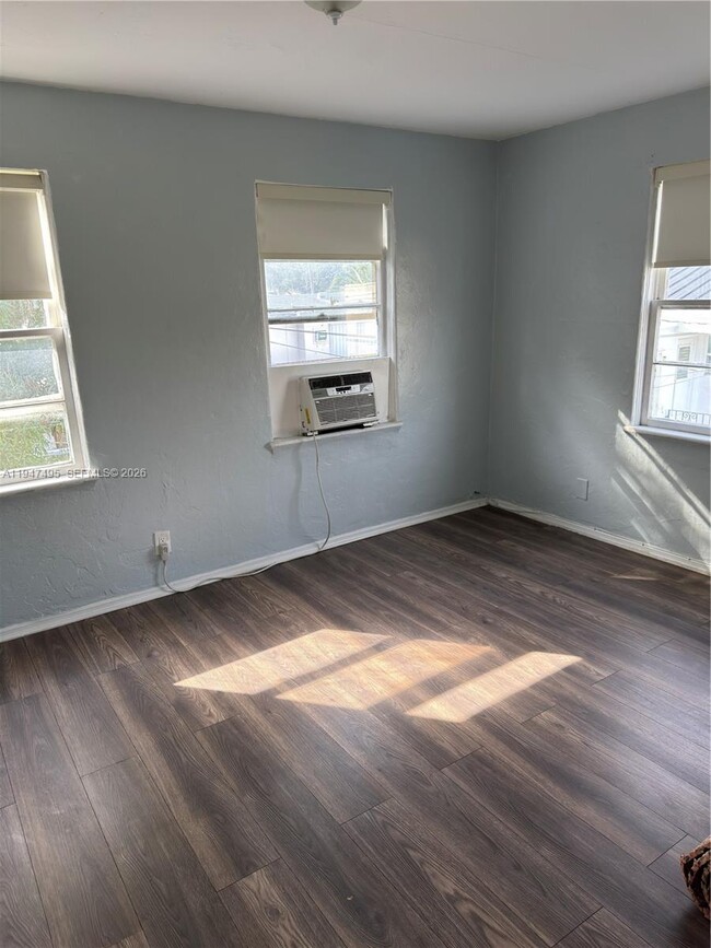 Building Photo - 921 N 17th Ct