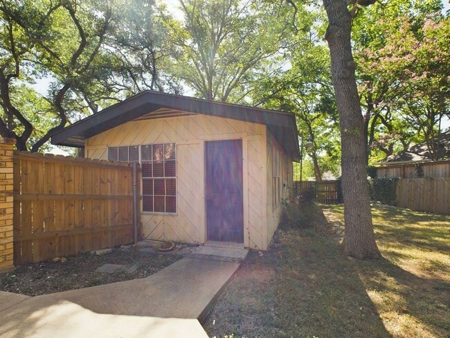 Building Photo - Charming 3-Bed Oasis with Fireplace & Hard...