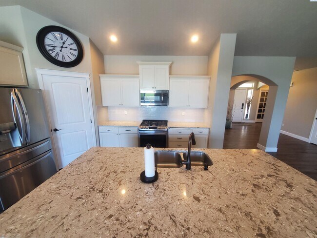 Building Photo - FOR RENT: West Pasco with heated inground ...