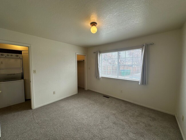 Building Photo - Adorable Midtown Condo!