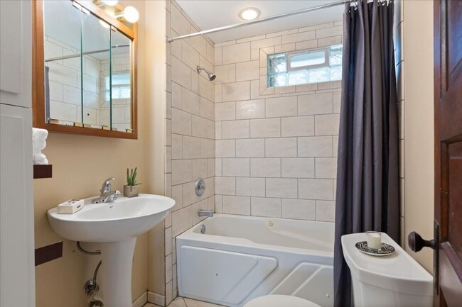 Building Photo - Spacious 4 Bedroom Home for Rent in Council Bluffs