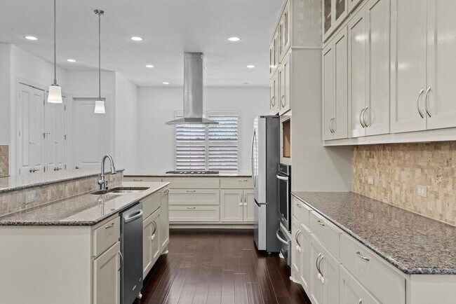 Building Photo - 6533 E Hill Dr