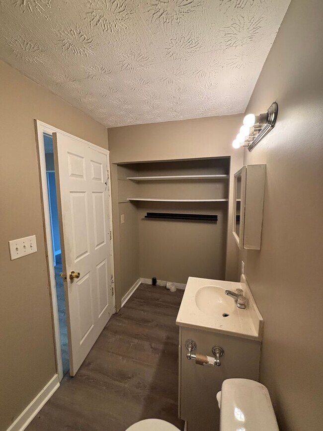 Building Photo - North Knoxville Cottage!