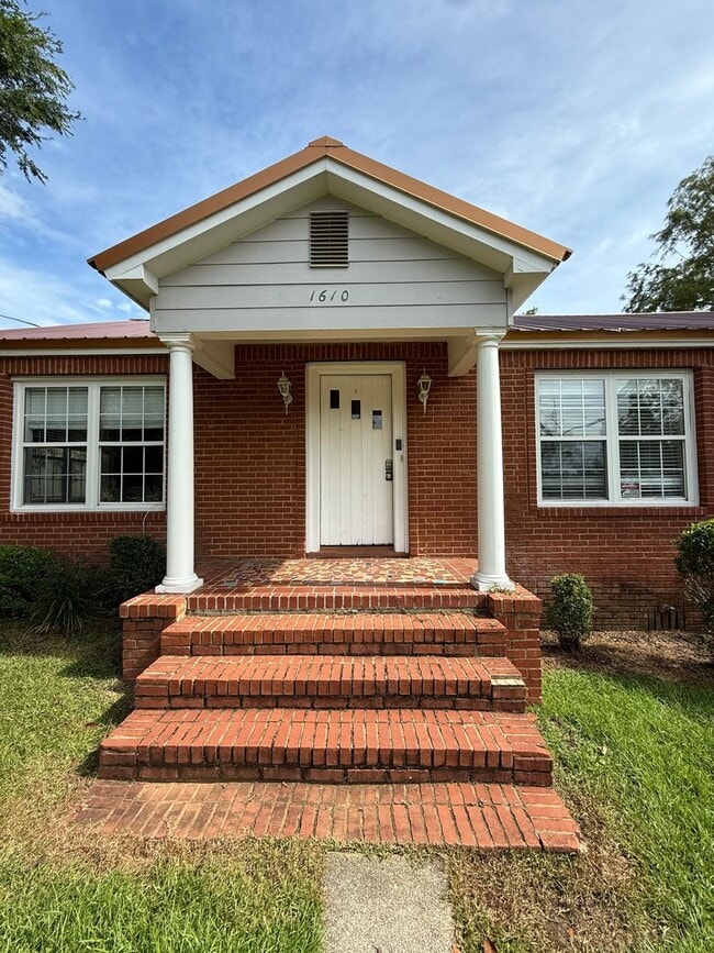 Building Photo - 4/3 House off of Bellevue! Available August 2026!