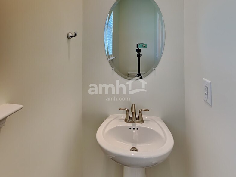 Building Photo - 800 Headland Wy