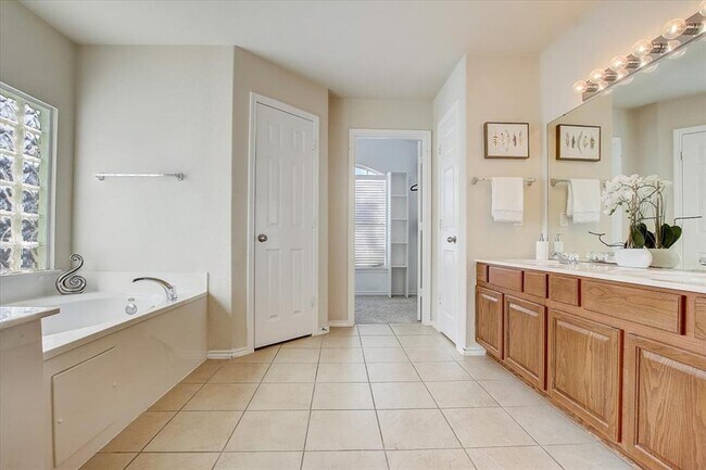 Building Photo - 537 Golden Creek Dr