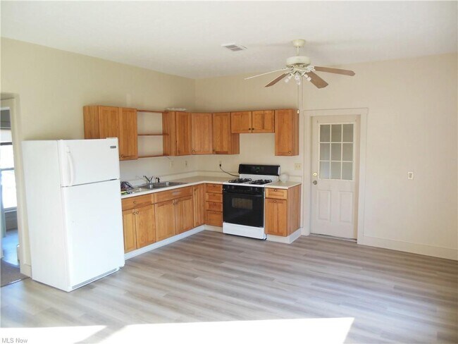 Building Photo - 362 W Main St